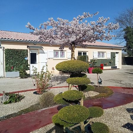 maison calme avec parking gratuit Saint-Medard-de-Guizieres Extérieur photo