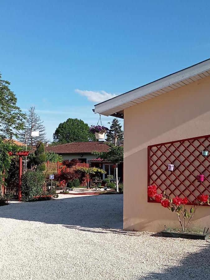 maison calme avec parking gratuit Saint-Medard-de-Guizieres Extérieur photo