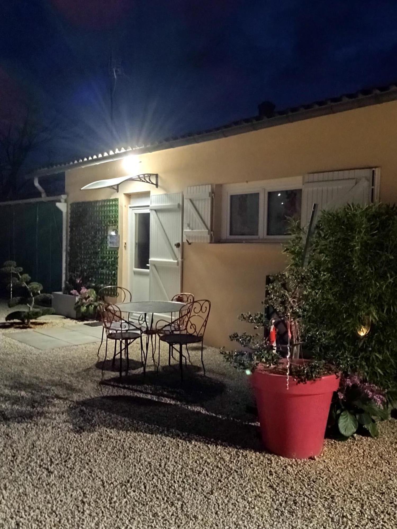maison calme avec parking gratuit Saint-Medard-de-Guizieres Extérieur photo