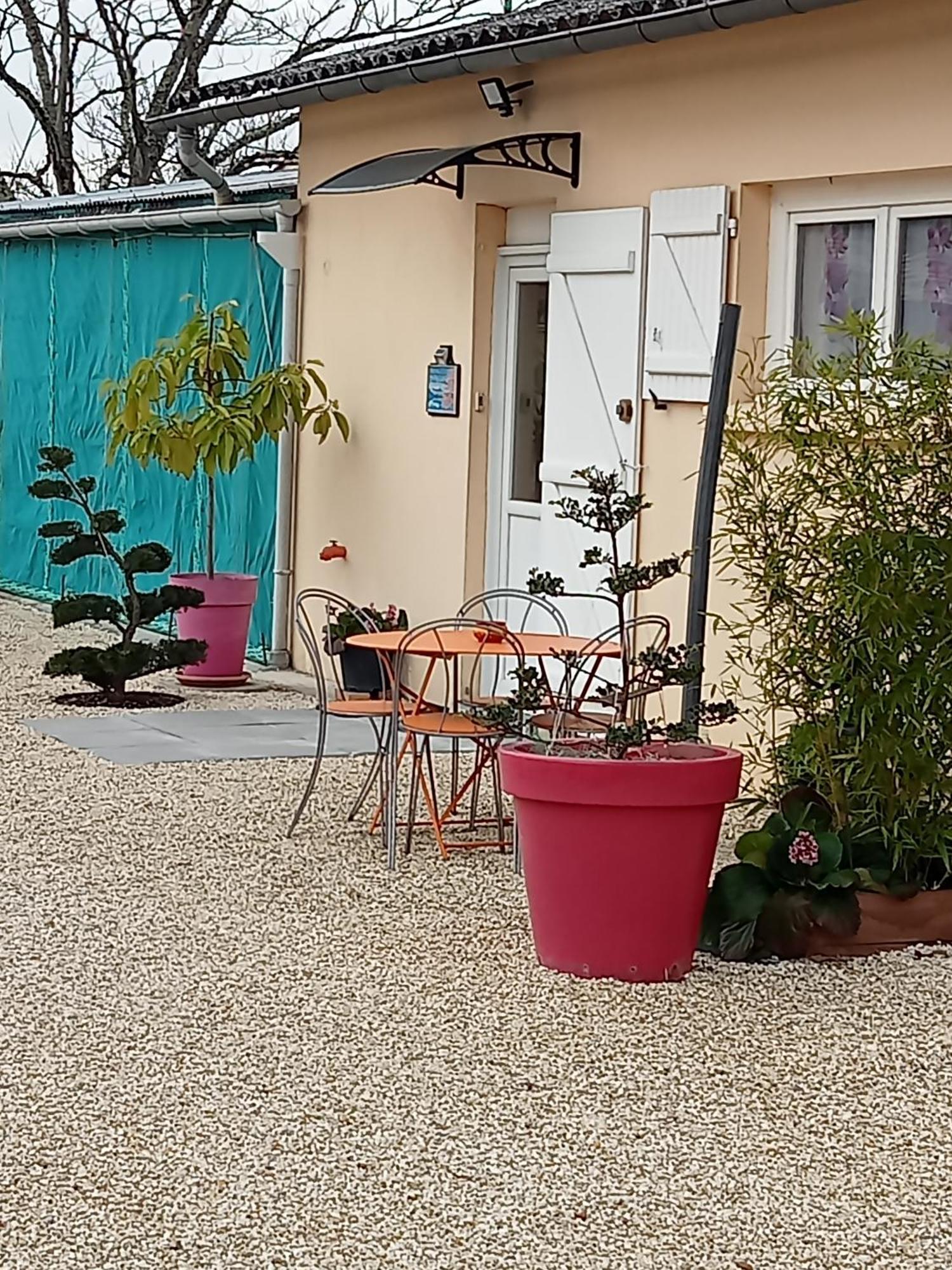 maison calme avec parking gratuit Saint-Medard-de-Guizieres Extérieur photo