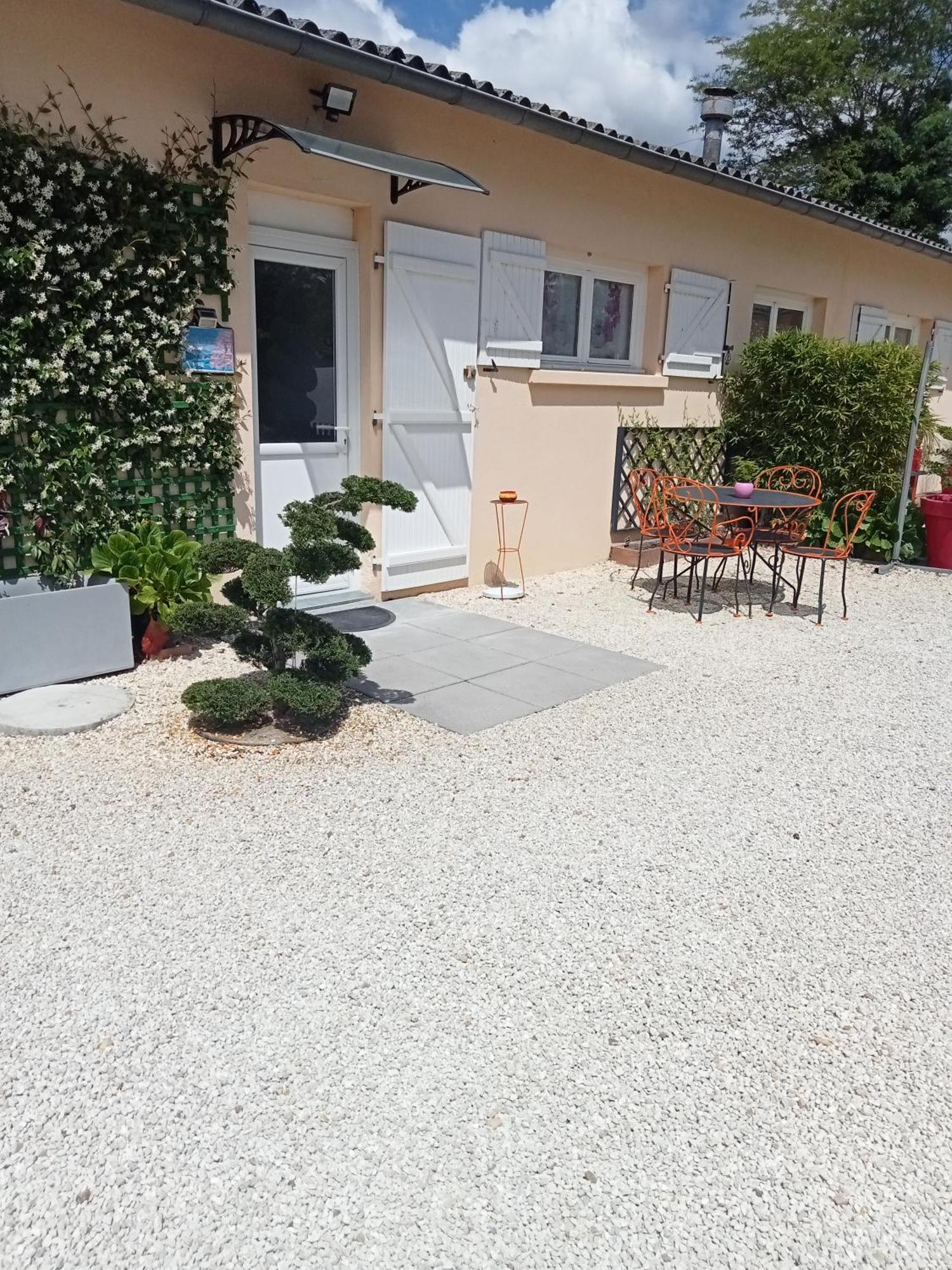 maison calme avec parking gratuit Saint-Medard-de-Guizieres Extérieur photo